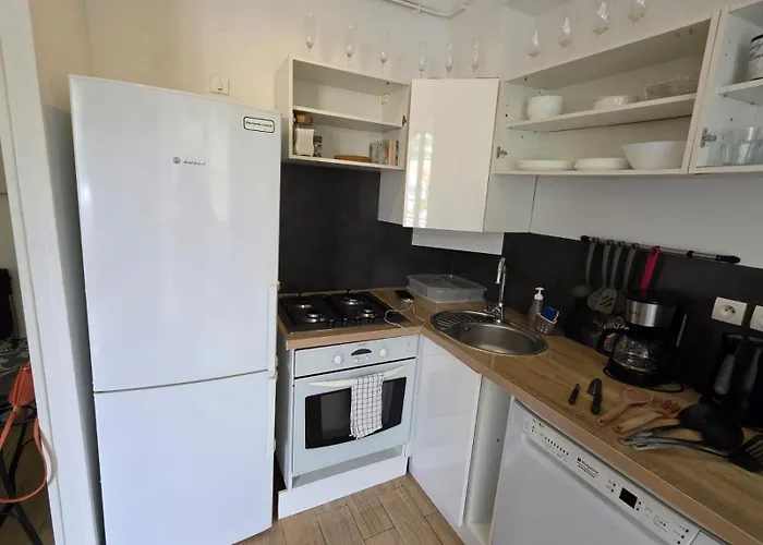 2 Spacious Bedrooms Near Riquier Station!